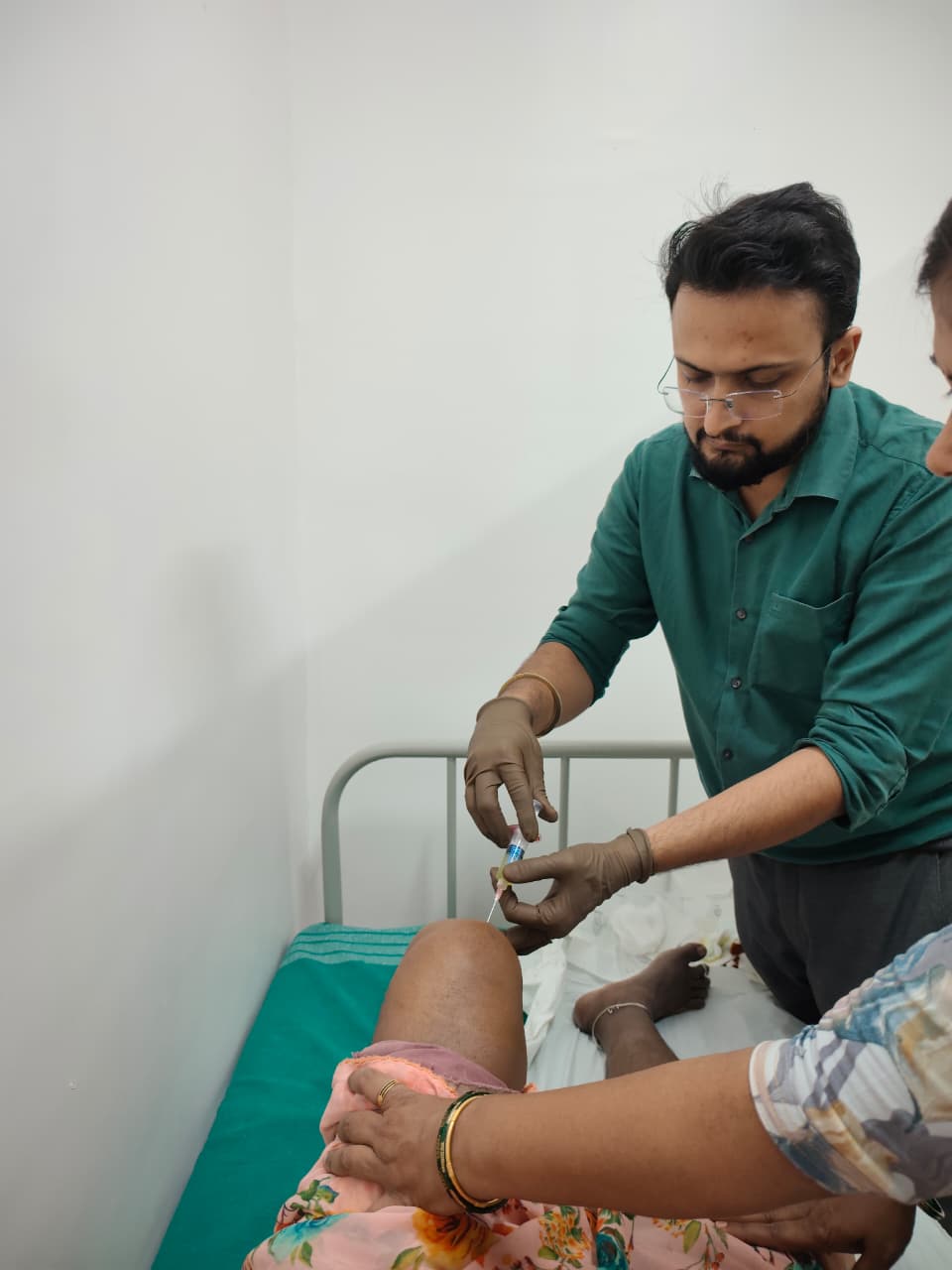 Dr. Prakhar Mishra performing an ultrasound-guided knee prp injection